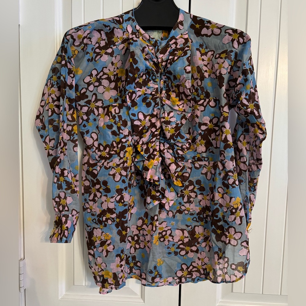 YVONNE S. Floral ruffle front blouse. Size S.